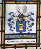 Gebrandschilderd raam met het wapen van Burgemeester Canneman in Statenlogement